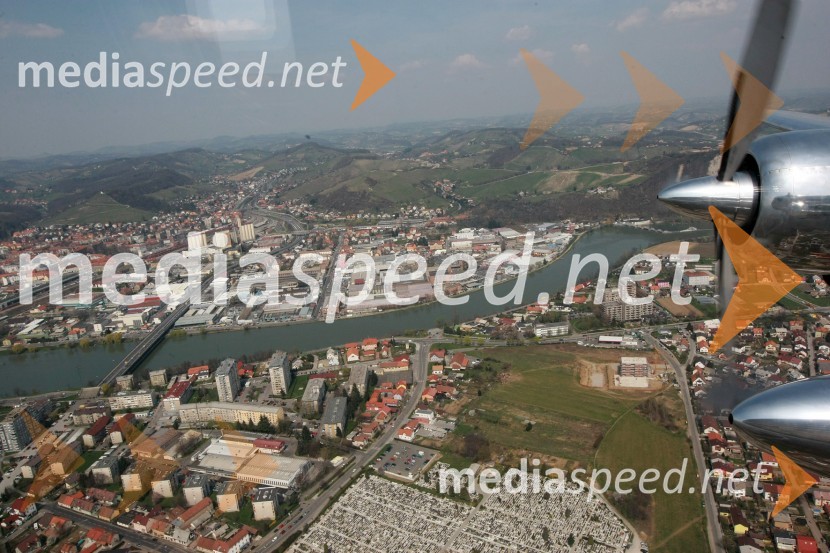 Maribor: reka Drava, dvoetažni most, Žito Intes d.d., Henkel Slovenija d.o.o., MLM d.d. Mariborska livarna Maribor, Pobrežje (fotografirano iz letala Douglas DC-6B)Maribor in okolica iz zraka