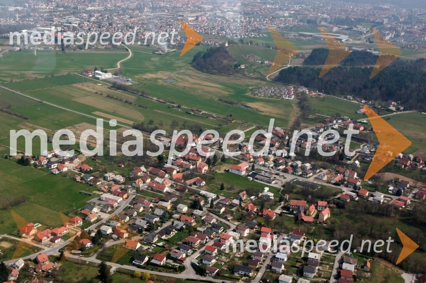 Maribor: Pekrska gorca, Pekre (fotografirano iz letala Douglas DC-6B)Maribor in okolica iz zraka