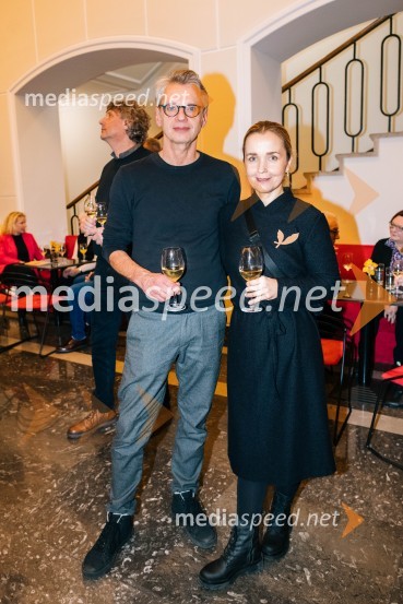  Primož Ekart, igralec, režiser;  Maja Kunšič, igralkaParadiž, premiera v SLG Celje