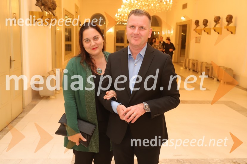 Urška Šitum Rečnik, zobozdravnica, Dentalni center Zobek; dr. Simon Rečnik, direktor Trdnih izdelkov in član uprave Leka d.d.Planinska roža, premiera opere v SNG Maribor