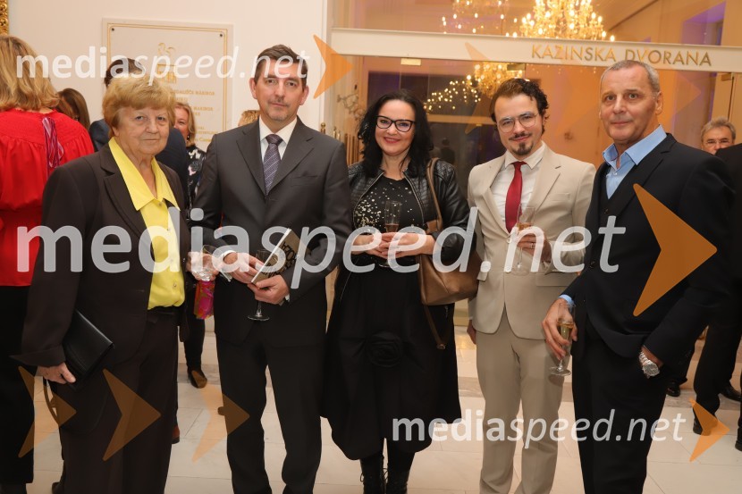  Marjeta Musar; dr. Aleš Musar, lastnik Ruske dače;  Alenka Gotar, operna pevka;  Anže Šuštar, glasbenik;  Danilo Rošker, direktor SNG MariborPlaninska roža, premiera opere v SNG Maribor