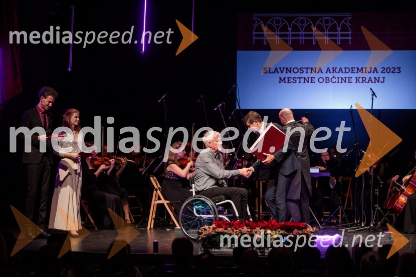  Peter Robnik, predsednik Društva paraplegikov Gorenjska;  Matjaž Rakovec, župan Mestne občine KranjObčinski praznik v Kranju tradicionalno pospremila slavnostna akademija
