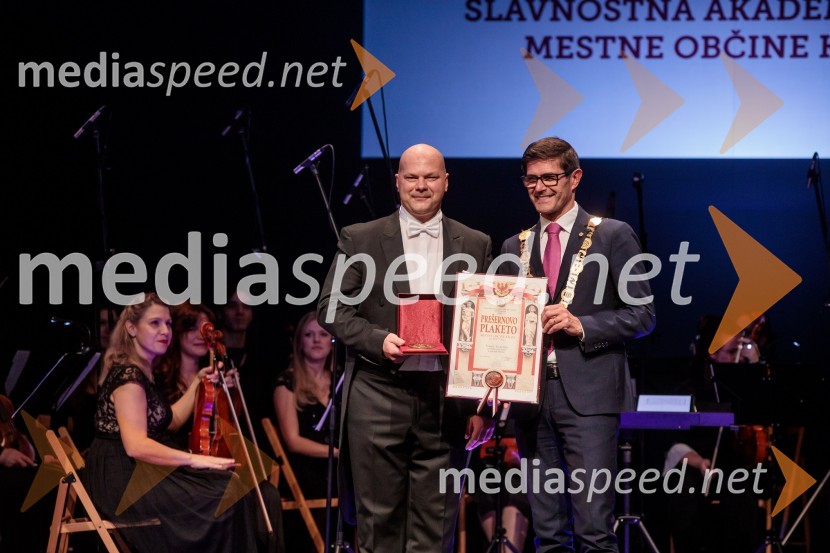  Tomaž Kukovič, dirigent;  Matjaž Rakovec, župan Mestne občine KranjObčinski praznik v Kranju tradicionalno pospremila slavnostna akademija