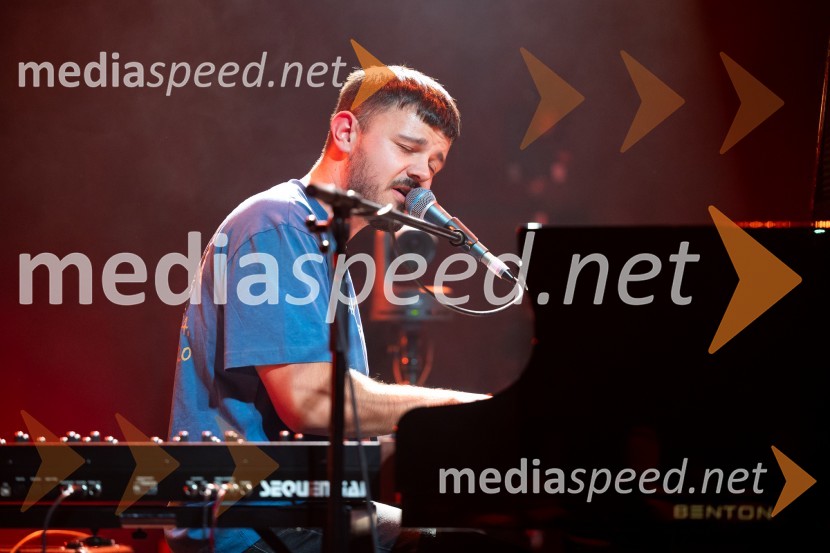  Žan Hauptman, pevec, klaviaturistIzštekanih 10, poklon Vladu Kreslinu