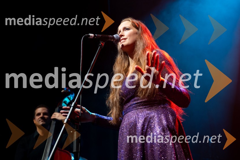  Tjaša Šimonka Kavaš, pevkaIzštekanih 10, poklon Vladu Kreslinu