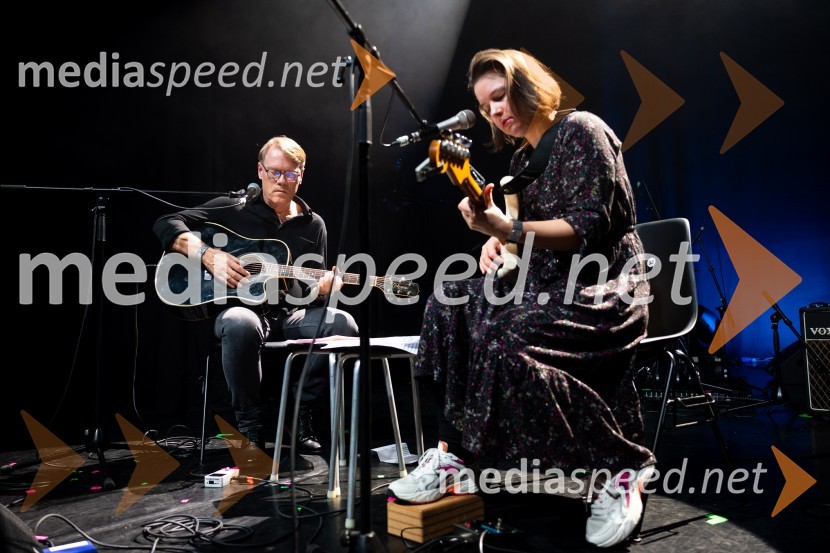  Chris Eckman, glasbenik;  Jana  Beltran, glasbenicaIzštekanih 10, poklon Vladu Kreslinu