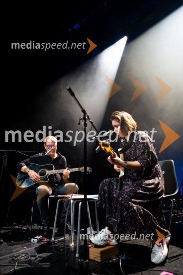  Chris Eckman, glasbenik;  Jana  Beltran, glasbenicaIzštekanih 10, poklon Vladu Kreslinu