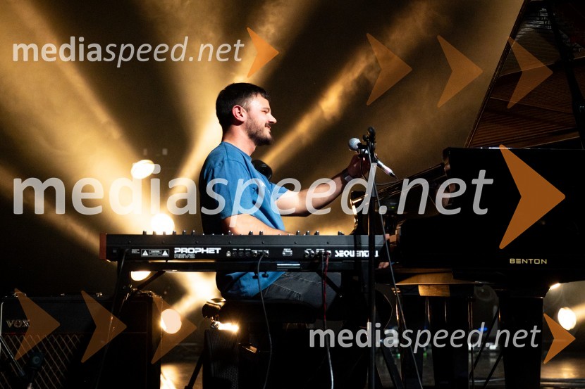  Žan Hauptman, pevec, klaviaturistIzštekanih 10, poklon Vladu Kreslinu