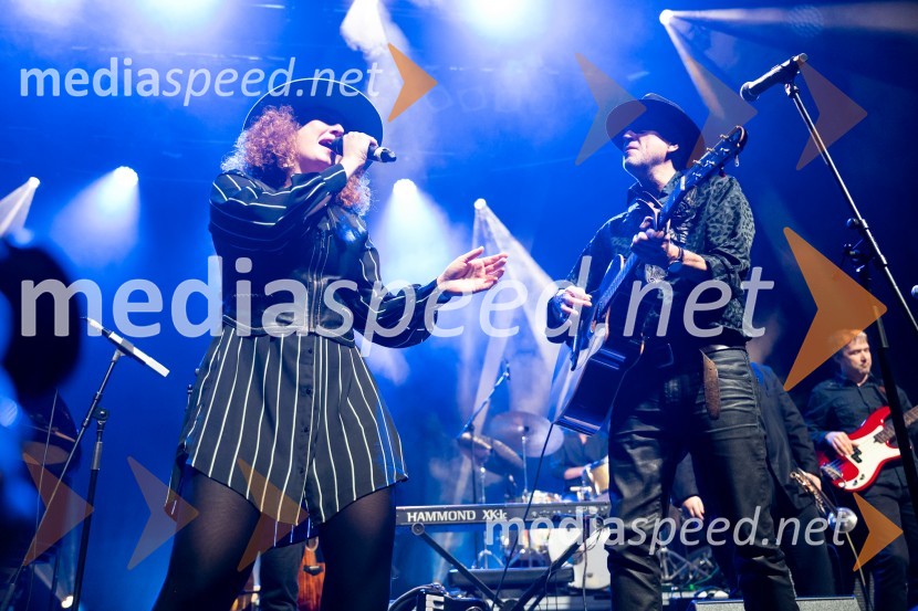  Marina  Mårtensson, pevka;  Vlado Kreslin, glasbenikIzštekanih 10, poklon Vladu Kreslinu