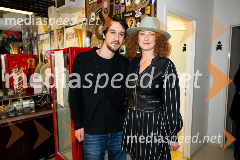  ... ;  Marina  Mårtensson, pevkaIzštekanih 10, poklon Vladu Kreslinu