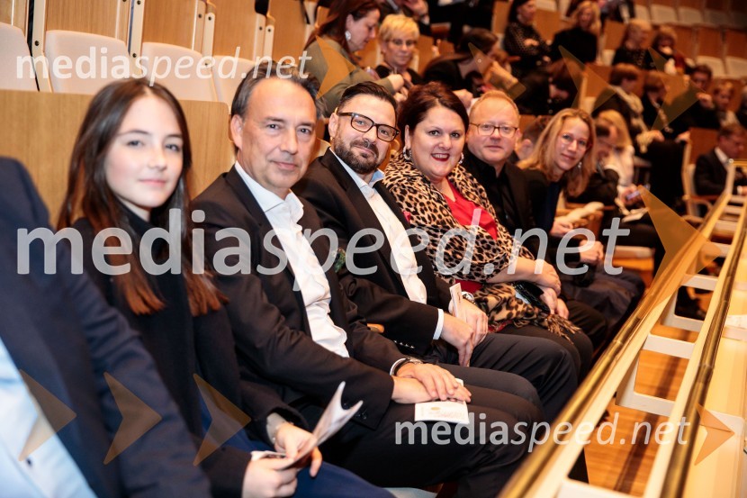  Ava Čizmić;  Tomislav Čizmić, predsednik poslovodstva družbe, Telemach Slovenija d.o.o.;  ... ;  Uršula Cetinski, generalna direktorica, Cankarjev dom; mag. Aleš Drenik, vodja programa resne glasbe, opere in balet, Cankarjev dom;  ... Madžarski narodni filharmonični orkester na odru Cankarjevega doma