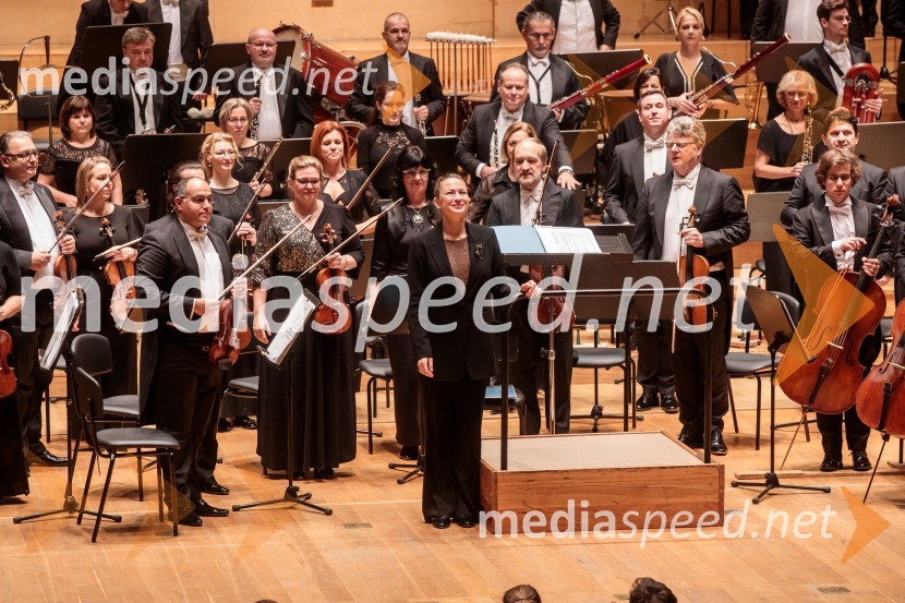  Alevtina Ioffe, dirigentkaMadžarski narodni filharmonični orkester na odru Cankarjevega doma