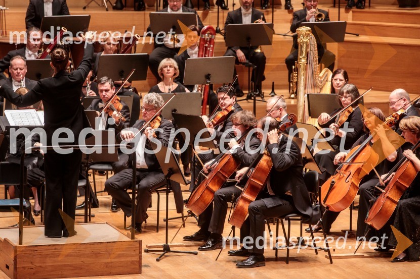  Alevtina Ioffe, dirigentkaMadžarski narodni filharmonični orkester na odru Cankarjevega doma