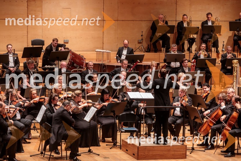  Alevtina Ioffe, dirigentkaMadžarski narodni filharmonični orkester na odru Cankarjevega doma