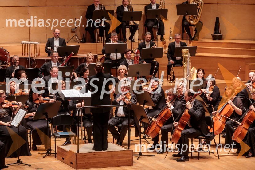  Alevtina Ioffe, dirigentkaMadžarski narodni filharmonični orkester na odru Cankarjevega doma