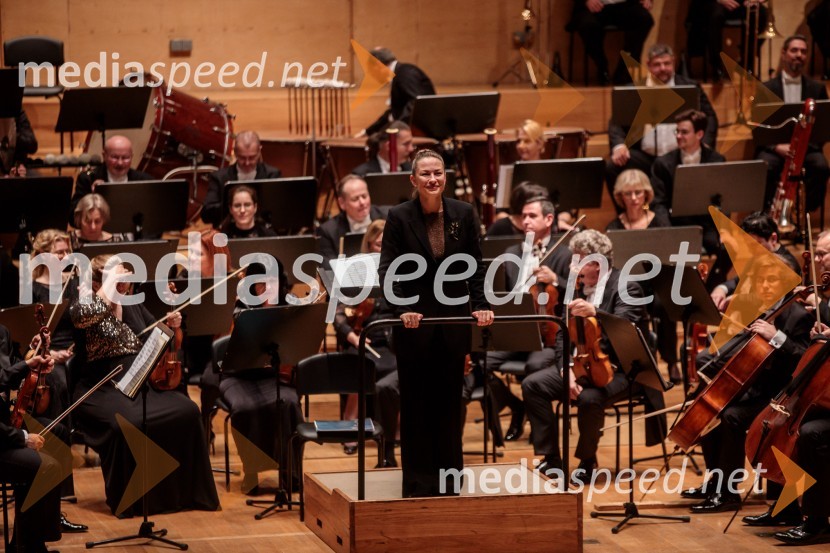  Alevtina Ioffe, dirigentkaMadžarski narodni filharmonični orkester na odru Cankarjevega doma