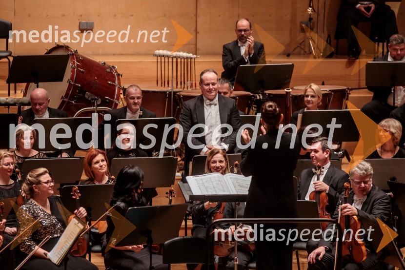  Alevtina Ioffe, dirigentkaMadžarski narodni filharmonični orkester na odru Cankarjevega doma