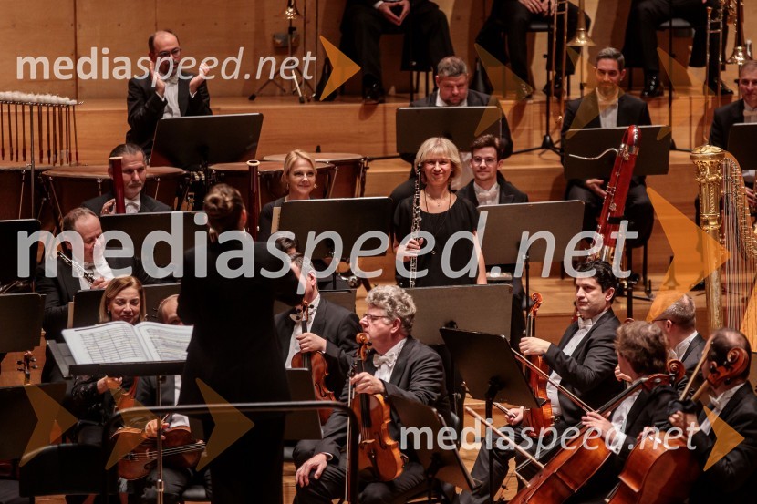  Alevtina Ioffe, dirigentkaMadžarski narodni filharmonični orkester na odru Cankarjevega doma