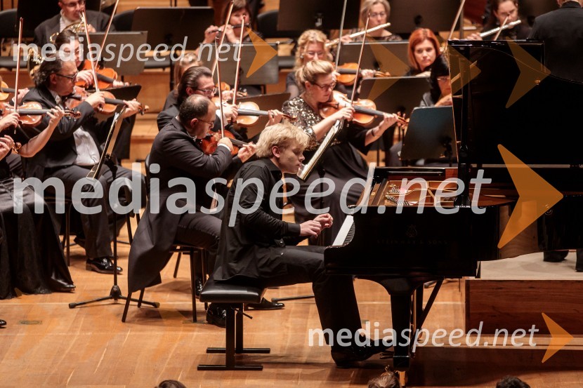  Alexander Malofeev, solist, klavirMadžarski narodni filharmonični orkester na odru Cankarjevega doma