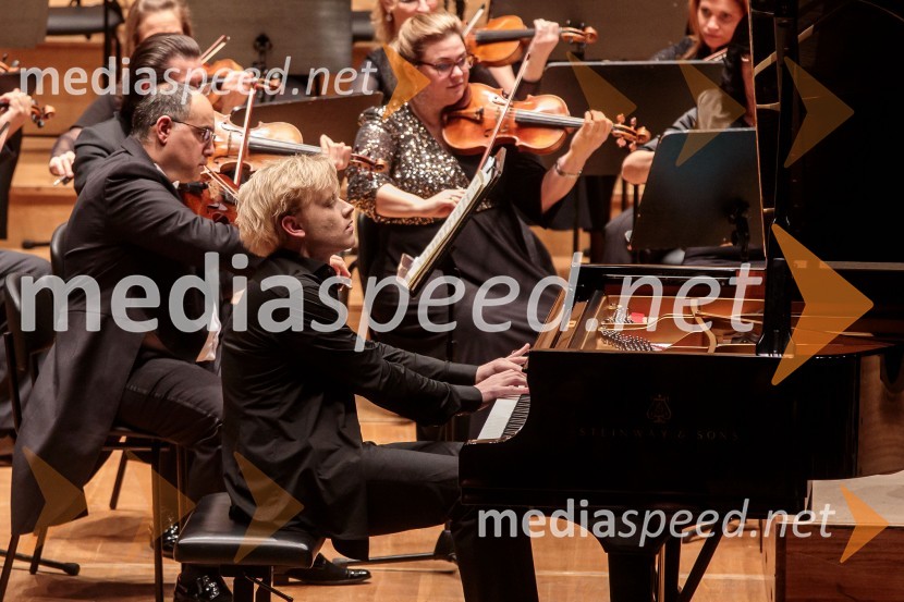  Alexander Malofeev, solist, klavirMadžarski narodni filharmonični orkester na odru Cankarjevega doma