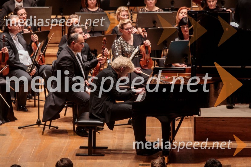  Alexander Malofeev, solist, klavirMadžarski narodni filharmonični orkester na odru Cankarjevega doma
