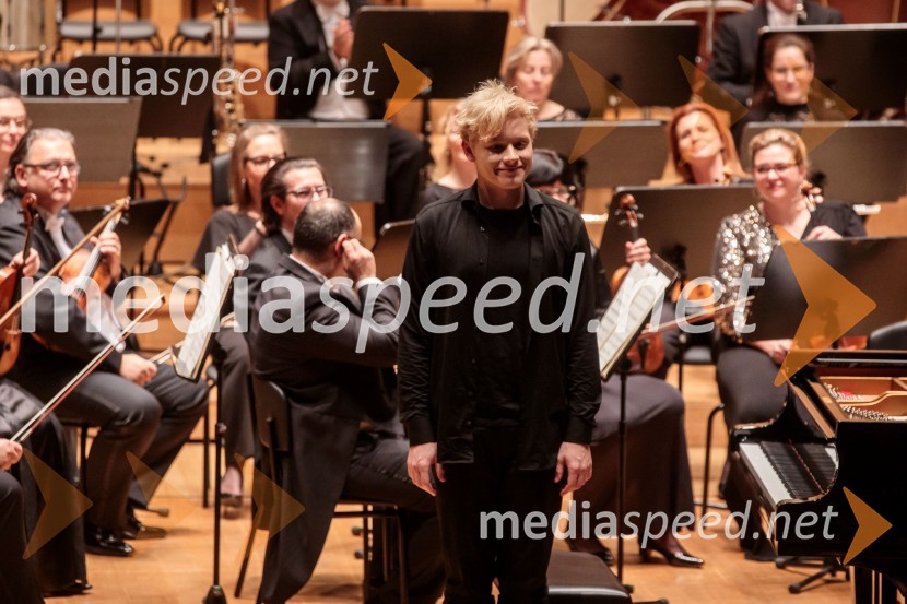  Alexander Malofeev, solist, klavirMadžarski narodni filharmonični orkester na odru Cankarjevega doma