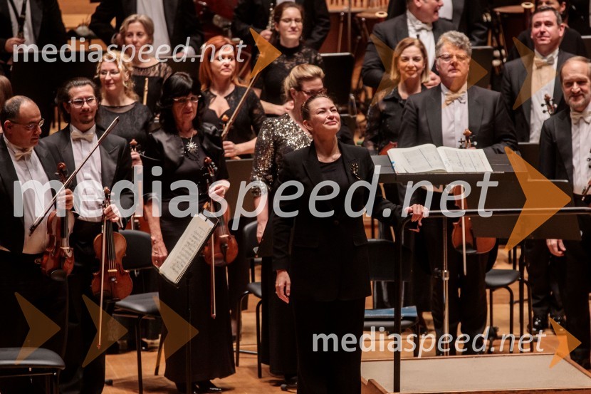  Alevtina Ioffe, dirigentkaMadžarski narodni filharmonični orkester na odru Cankarjevega doma