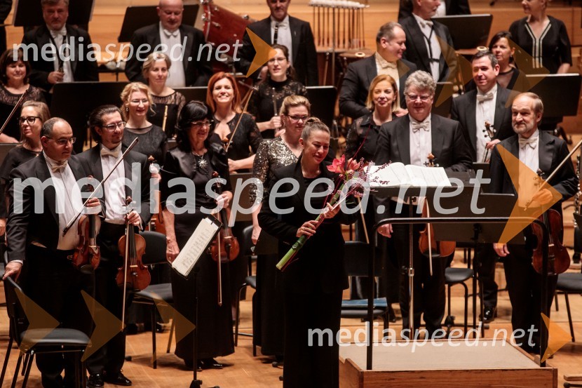  Alevtina Ioffe, dirigentkaMadžarski narodni filharmonični orkester na odru Cankarjevega doma