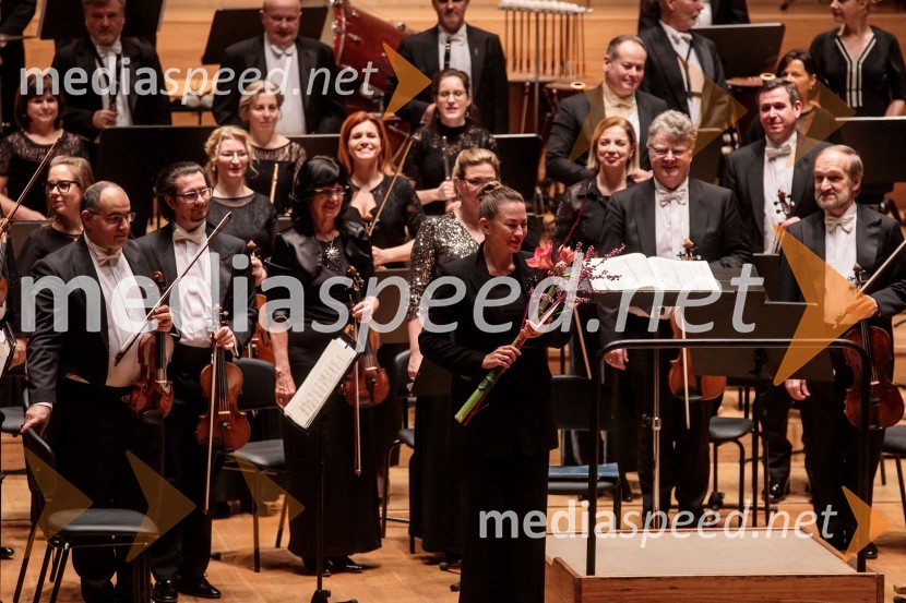  Alevtina Ioffe, dirigentkaMadžarski narodni filharmonični orkester na odru Cankarjevega doma