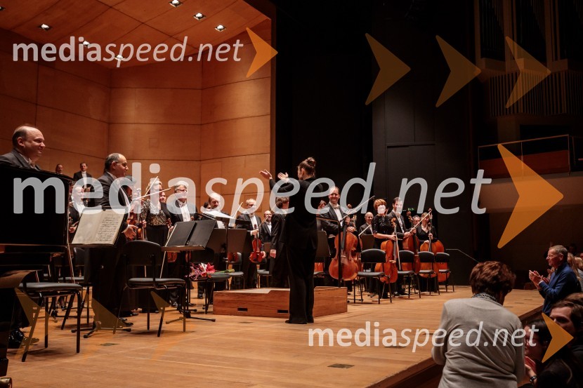  Alevtina Ioffe, dirigentkaMadžarski narodni filharmonični orkester na odru Cankarjevega doma