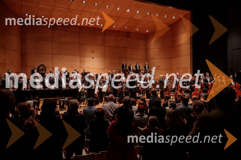  Alevtina Ioffe, dirigentkaMadžarski narodni filharmonični orkester na odru Cankarjevega doma