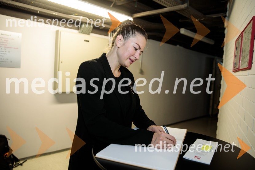  Alevtina Ioffe, dirigentkaMadžarski narodni filharmonični orkester na odru Cankarjevega doma