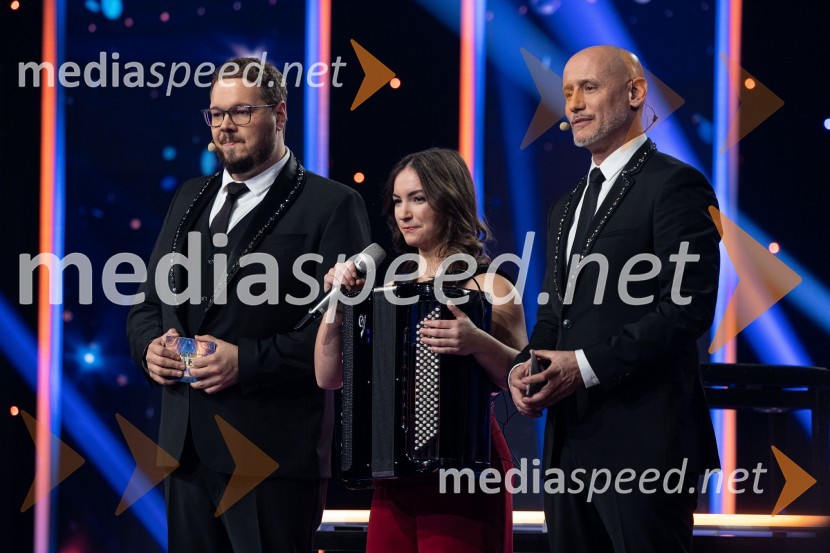  Sašo Stare, stand up komik, voditelj;  Špela Šemrl, harmonikarica;  Peter Poles, televizijski voditeljSlovenija ima talent 2023, peta polfinalna oddaja