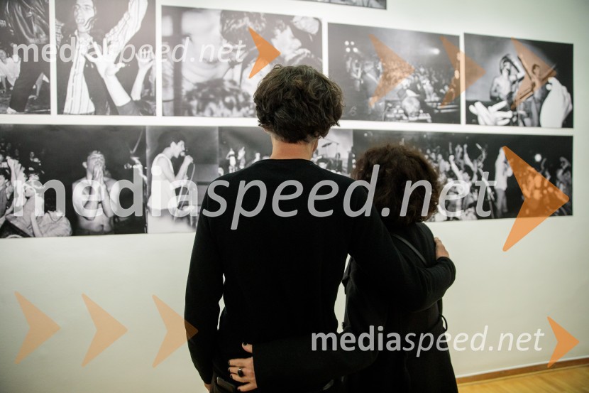  Jure Longyka, moderator;  Mateja Valentinčič, novinarkaOdprtje razstave Slovenski punk in fotografija, Cankarjev dom