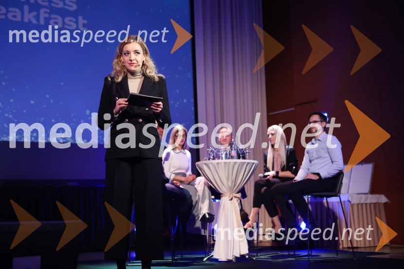  Anja Hlača Ferjančič, novinarka, RTVAmCham Poslovna liderka in Poslovni lider leta 2024 sta Anita Ogulin in dr. Jure Leskovec