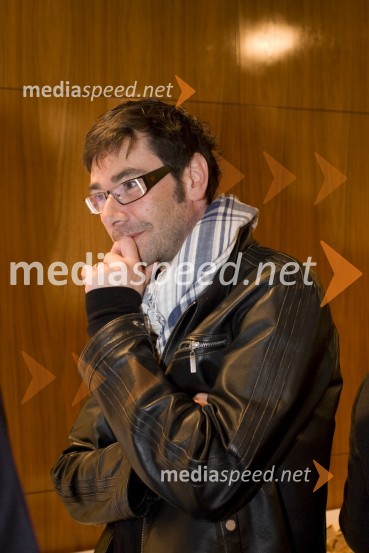 Matjaž Pograjc, režiserOsli, premiera v MGL