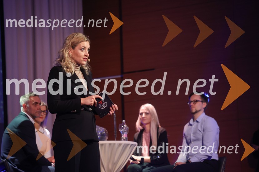  Anja Hlača Ferjančič, novinarka, RTVAmCham Poslovna liderka in Poslovni lider leta 2024 sta Anita Ogulin in dr. Jure Leskovec