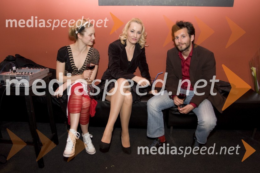 Iva Krajnc, Tanja Ribič in Aljoša Ternovšek, igralciOsli, premiera v MGL