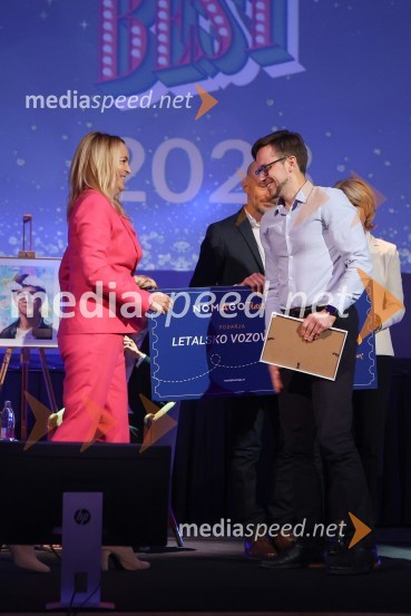  Ajša Vodnik, izvršna direktorica AmCham (Ameriška gospodarska zbornica);   Irenej Jerič, LekAmCham Poslovna liderka in Poslovni lider leta 2024 sta Anita Ogulin in dr. Jure Leskovec