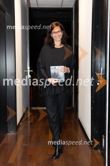  Simona  Belle, služba za stike z javnostmi MGLNavodila, premiera drame v MGL