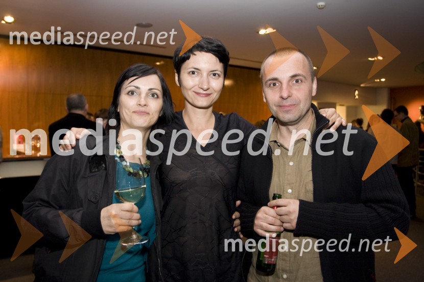 Nataša Pevec, koordinatorka za trženje programa MGL, Petra Pogorevc, dramaturginja in Andrej Koležnik, oblikovalec svetlobeOsli, premiera v MGL