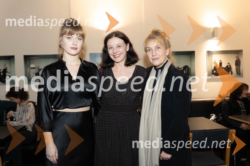  Julita Kropec, igralka;  Ana Duša, pisateljica, režiserka;  Barbara Hieng Samobor, direktorica in umetniška vodja MGLNavodila, premiera drame v MGL