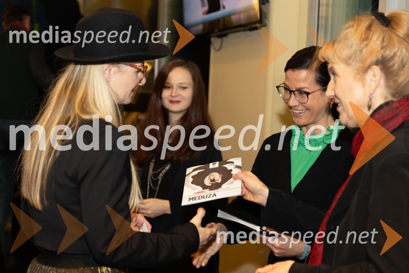  Natalija Pihler, profesorica nemščine;  Simona  Belle, služba za stike z javnostmi MGL;  Barbara Hieng Samobor, direktorica in umetniška vodja MGLMeduza, premiera monodrame v MGL