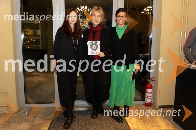  Katarina Koprivnikar, marketing MGL;  Barbara Hieng Samobor, direktorica in umetniška vodja MGL;  Simona  Belle, služba za stike z javnostmi MGLMeduza, premiera monodrame v MGL