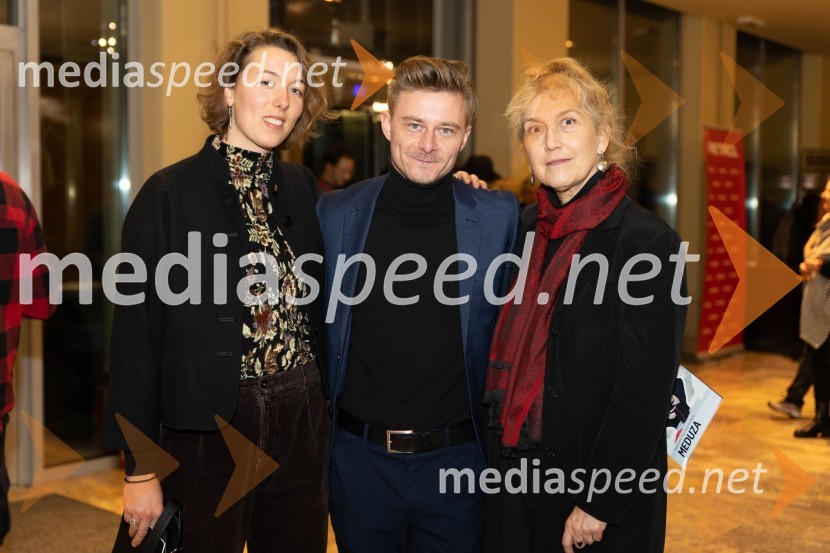  Anja  Papuga, fotografinja;  Jure Rajšp, igralec;  Barbara Hieng Samobor, direktorica in umetniška vodja MGLMeduza, premiera monodrame v MGL