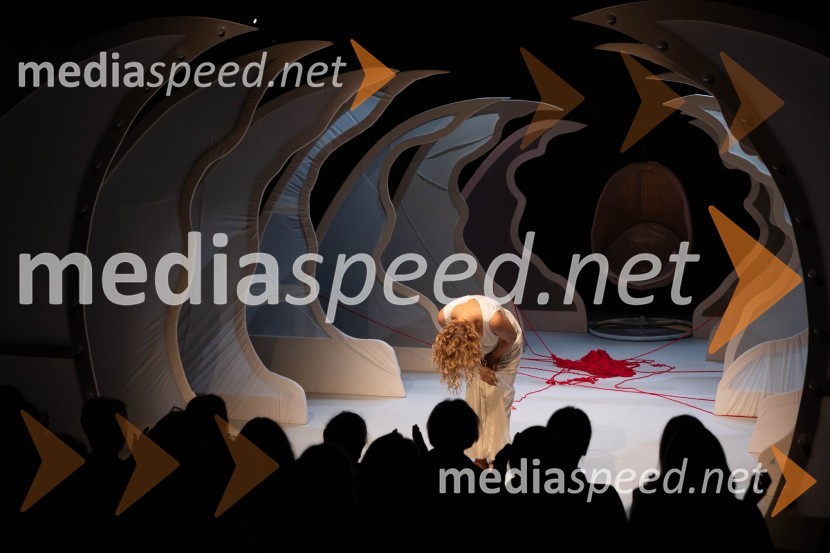  Karin Komljanec, igralkaMeduza, premiera monodrame v MGL