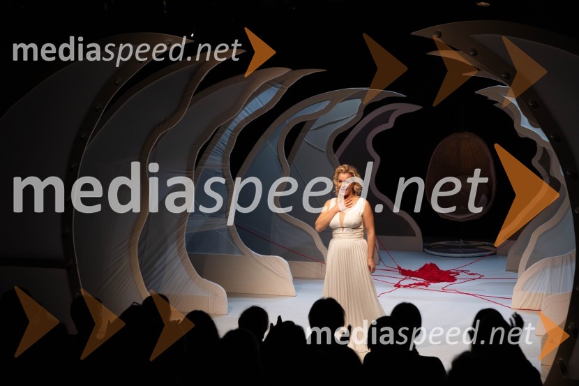  Karin Komljanec, igralkaMeduza, premiera monodrame v MGL