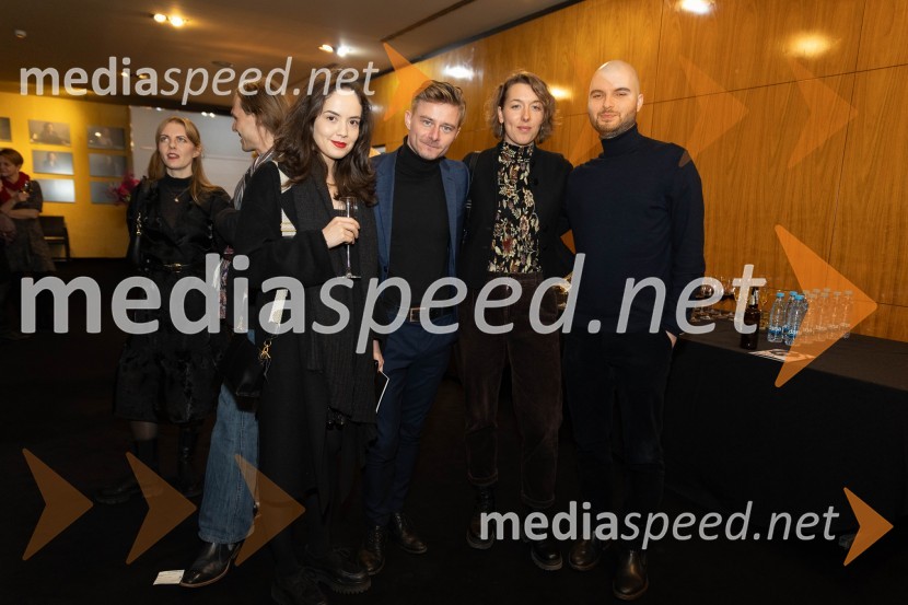  Lara Wolf Završnik, igralka;  Jure Rajšp, igralec;  Anja  Papuga, fotografinja;  ... Meduza, premiera monodrame v MGL