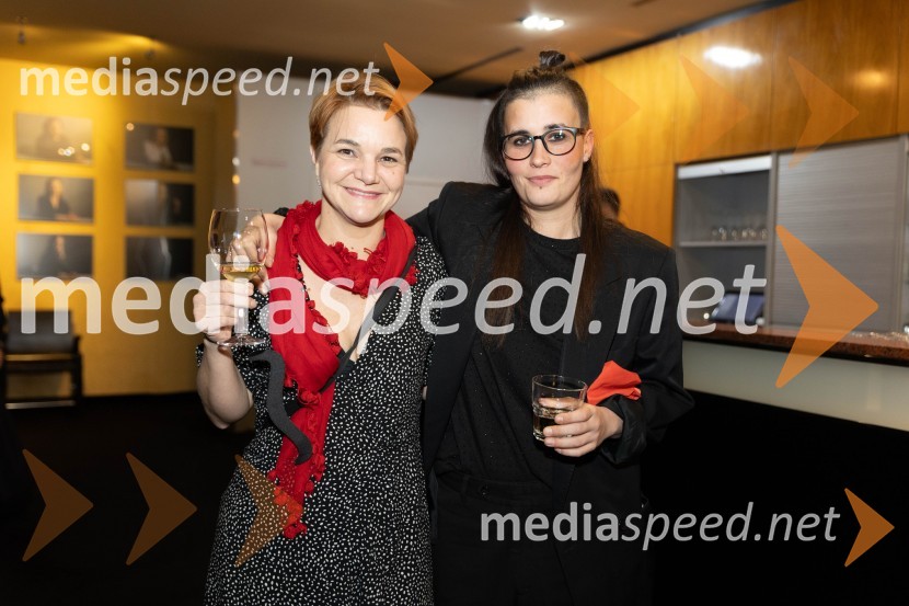  Kim Komljanec, svetovalka ministrice za kulturo;  Veronika Valdés, igralka, oblikovalka gibaMeduza, premiera monodrame v MGL