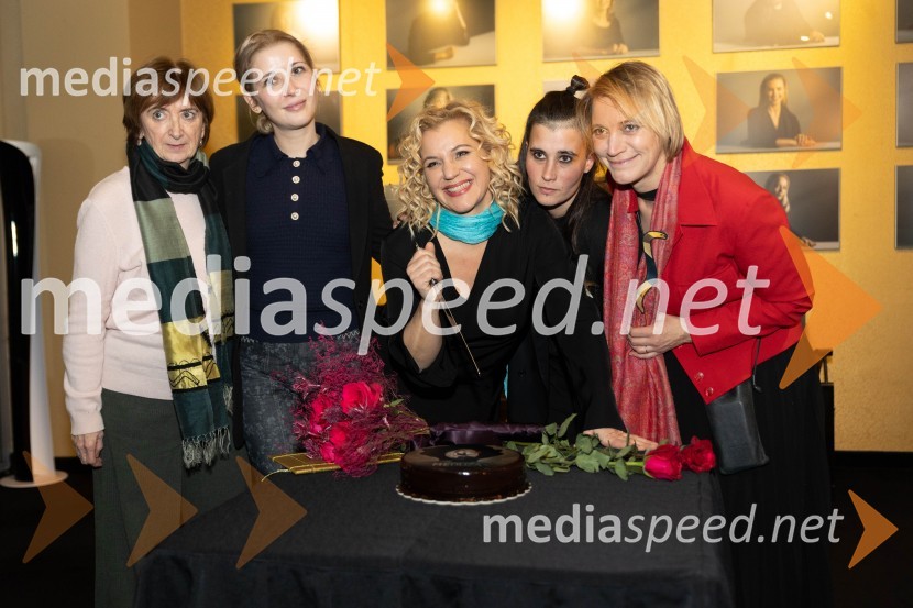  Maja Cerar, lektorica;  Eva Mahkovic, dramaturginja in avtorica;  Karin Komljanec, igralka;  Veronika Valdés, igralka, oblikovalka giba;  Katja Komljanec Koritnik, scenografka in kostumografkaMeduza, premiera monodrame v MGL